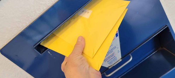Quelles sont les différences entre les enveloppes aller-retour et les enveloppes postales ?